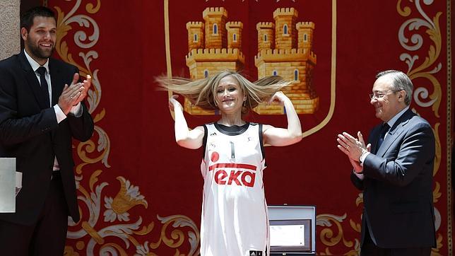 Cristina Cifuentes luce radiante de blanco en la celebración del Real Madrid