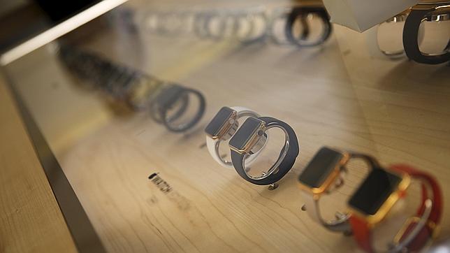 Una Apple Store en San Francisco muestra algunos modelos del Apple Watch