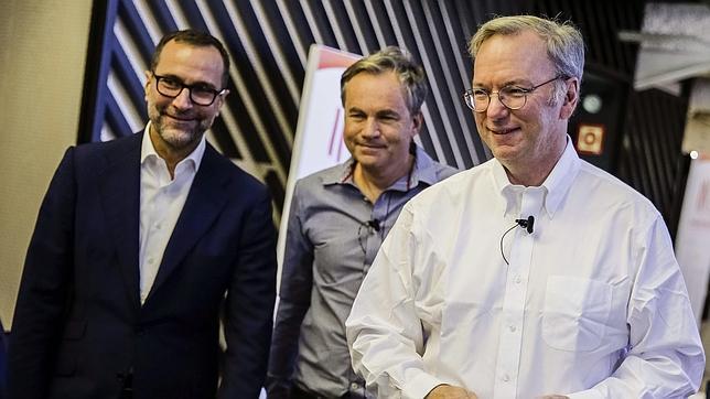 El presidente de Google, Eric Schmidt (d), momentos antes de intervenir en las jornadas Incubating a New Spain, que se celebraron en el nuevo Campus, junto a James Costos, embajador de EE.UU. y Martín Varsavsky, emprendedor y empresario de origen argentino