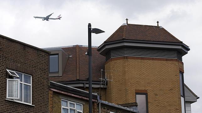 Hallan muerto en una azotea de Londres a un hombre que pudo caer de un avión