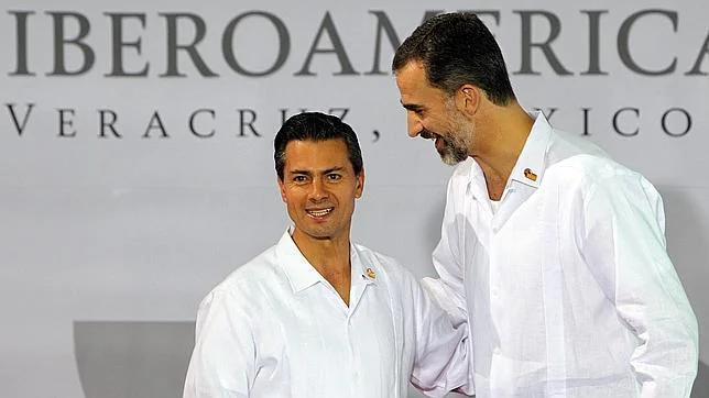 El Rey junto al Presidente de México, Enrique Peña Nieto , en la XXIV Cumbre Iberoamericana, en Veracruz