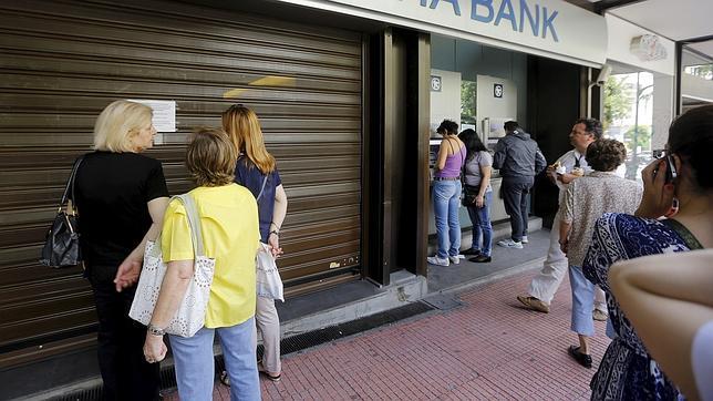 Los griegos abarrotan los cajeros ante el temor a que el referéndum provoque la salida del euro