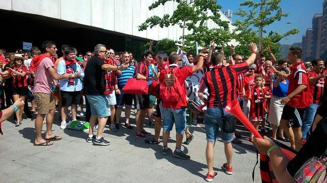 Los jugadores del Arenas han sido recibidos por su afición a su llegada al estadio de Gobela