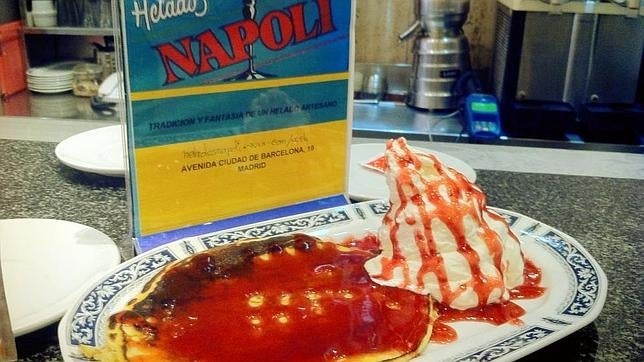 Detalle de un plato con sirope de fresa, chocolate, caramelo y un helado de vainilla