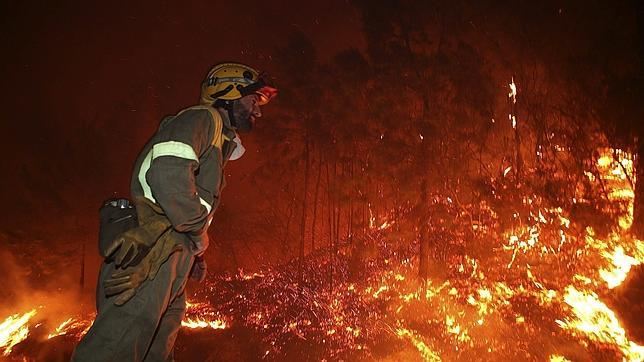 Quintana: «Galicia no arde por el nordeste, arde porque la queman»