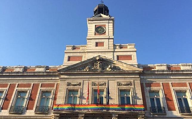 Cifuentes también coloca la bandera arcoíris en la Puerta del Sol