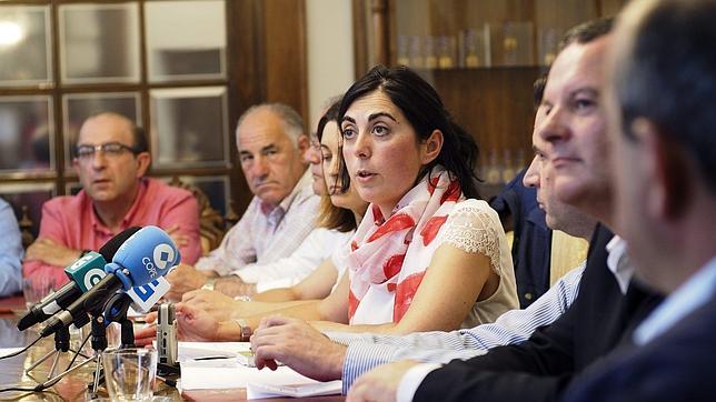 Elena Candia presenta su equipo de gobierno sin temor a una moción de censura