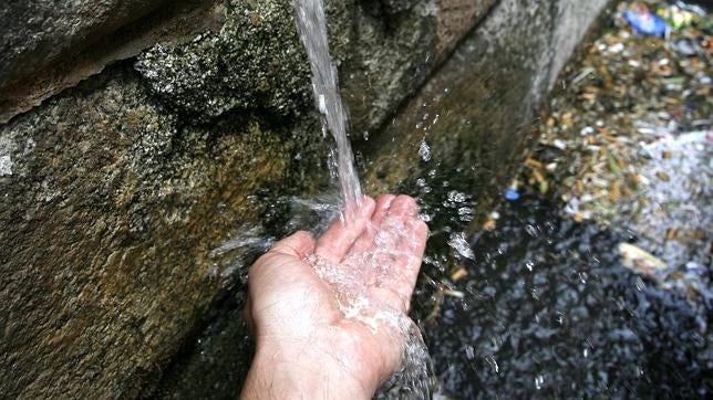 Beber por lo menos tres litros de agua es esencial