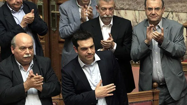 El Parlamento griego aprueba el referéndum sobre el acuerdo con Bruselas