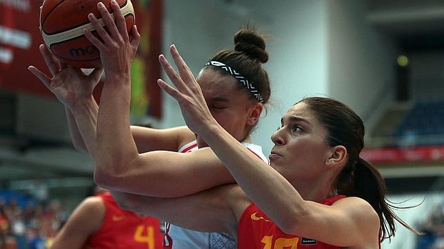 Marta Xargay y Tatsiana Likhtarovich pelean por un balón en el Bielorrusia-España del Eurobasket femenino de Hungría y Rumanía