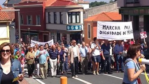 Cientos de personas se echan a la calle en Miño para pedir la dimisión del alcalde