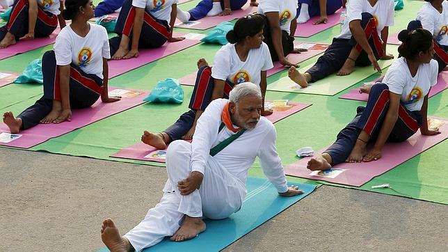 El primer ministro indio, Narendra Modi, participa en una sesión de yoga en el Día Internacional celebrado el 21 de junio pasado