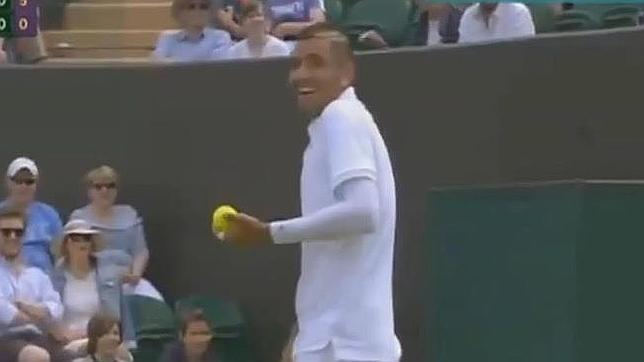 Kyrgios se parte de risa al dar un pelotazo a un árbitro