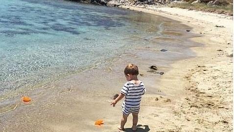 El pequeño Martín en la orilla del mar