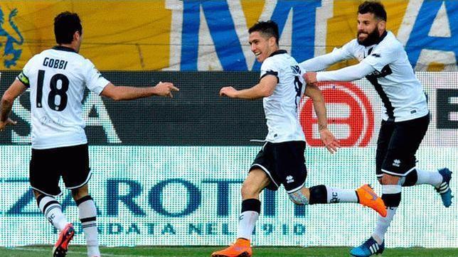 Los jugadores del Parma celebran un gol