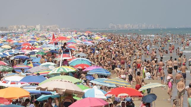 Los turistas que se alojan en una vivienda vacacional aportan más de 2.600 millones de euros