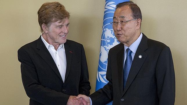 Ban Ki-moon saludó al actor Robert Reford tras la reunión de alto nivel celebrada en la Asamblea General de la ONU