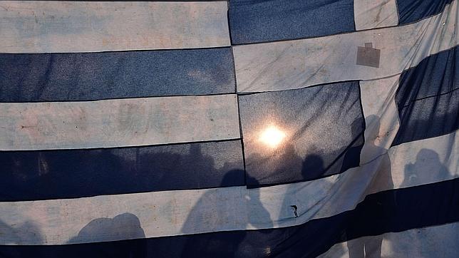 Ciuadanos a favor del «no» protestan detrás de una bandera griega