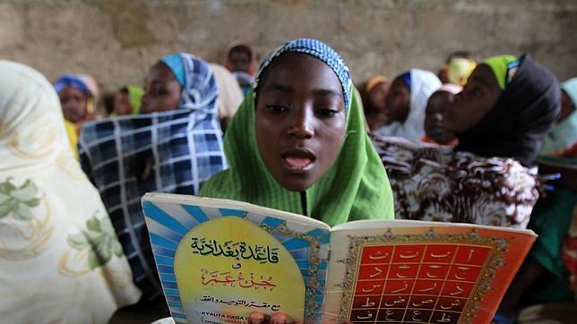 Una niña lee versos del Corán en una escuela de la ciudad de Kano, Nigeria