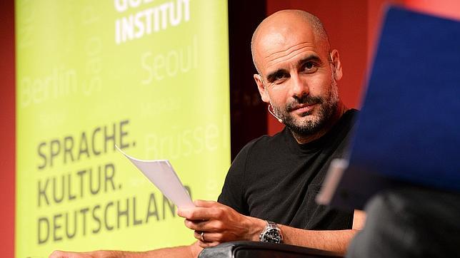 Pep Guardiola da un recital de poesía en Múnich