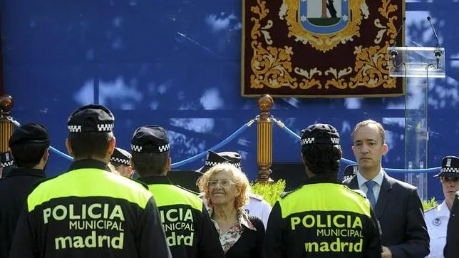 Manuela Carmena durante el acto solemne del patrón de la Policía Municipal de Madrid celebrado en el Retiro