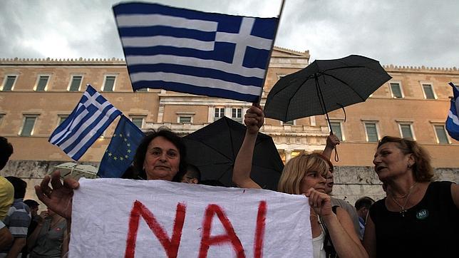 El 'no' a Europa en el referéndum de Grecia pierde apoyos con fuerza tras el «corralito»