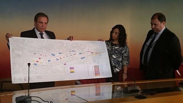 Antonio Miguel Carmona (PSM) muestra el plano del proyecto conocido Distrito Castellana Norte