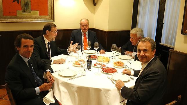 Mariano Rajoy invita a cenar al Rey Juan Carlos y a los expresidentes González, Aznar y Zapatero