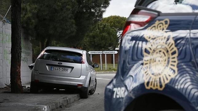 Un coche accidentado en el cementerio sur
