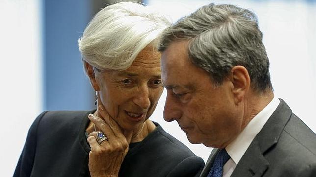 El presidente del BCE, Mario Draghi saluda a la directora gerente del FMI, Christine Lagarde