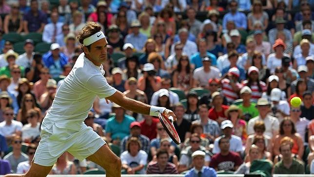 Globo de Federer por debajo de las piernas