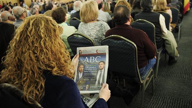 Una lectora de ABC, periódico que lidera la audiencia en Andalucía