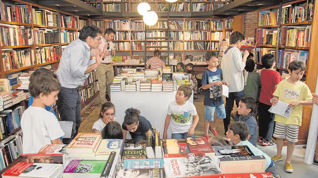 Los escolares burgaleses se acercaron a los libros y la lectura y disfrutaron en la librería