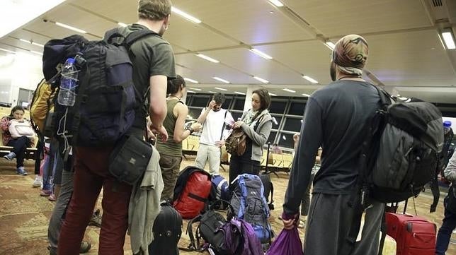 Algunos viajeros esperan para facturar sus maletas en el aeropuerto Aldolfo Suárez Madrid-Barajas