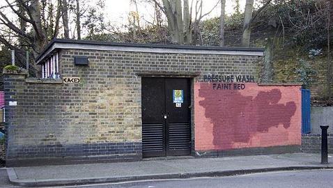 La hilarante batalla entre un grafitero y el servicio de limpieza londinense