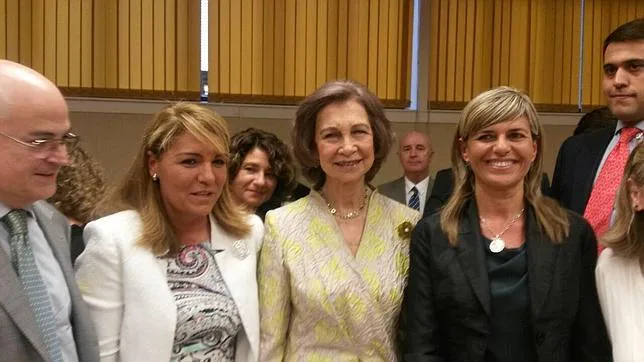 Asunción Sánchez Zaplana (der) junto a la Reina Doña Sofía en la entrega de los Premios Senda