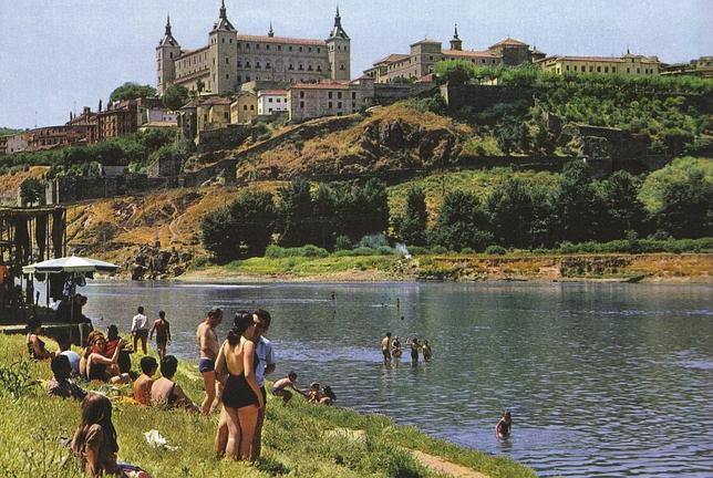 Exposición fotográfica en la Biblioteca del Alcázar que muestra el maltrato al Tajo