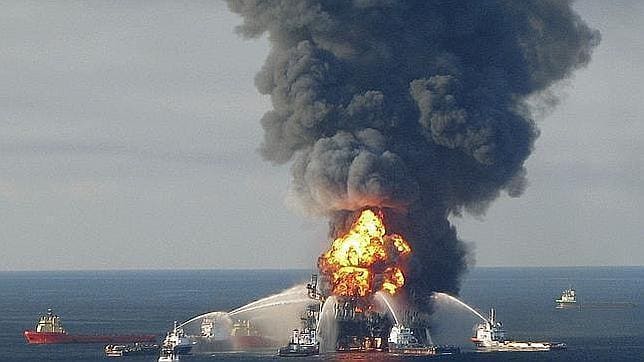 Imagen del accidente de la petrolera BP en el Golfo de México, en abril de 2010