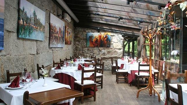 El edificio cuenta con varios salones interiores y exteriores, rodeados de cuidados jardines