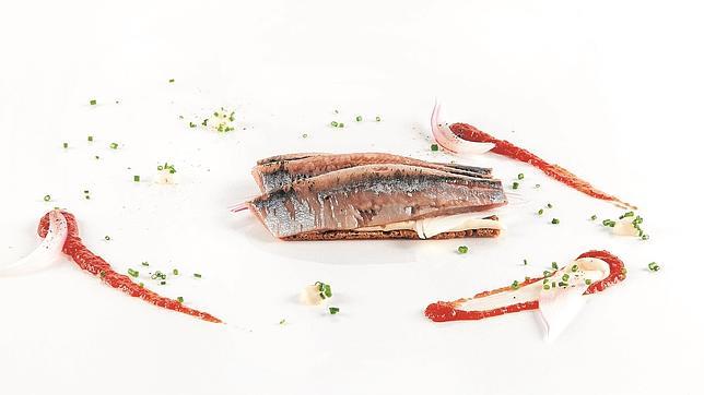 Sardina ahumada con tosta de queso de Arzúa, tomate y cebolleta, de Alabaster