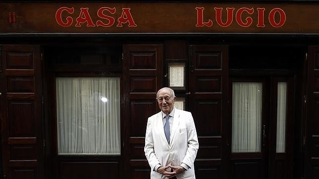 Lucio posa en la puerta de su restaurante, en Cava Baja
