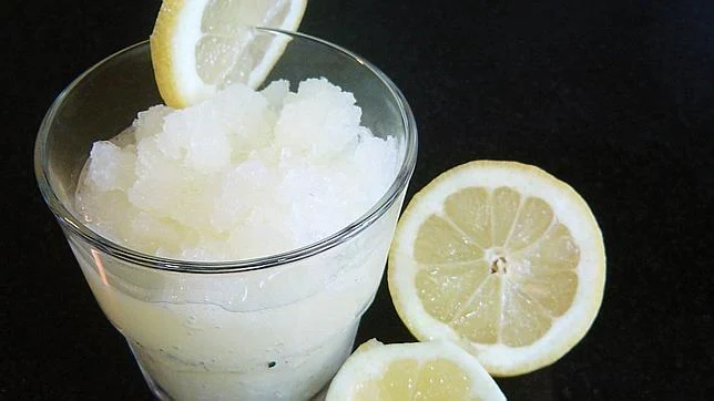 Agua con limón helada, el refresco de tu dieta