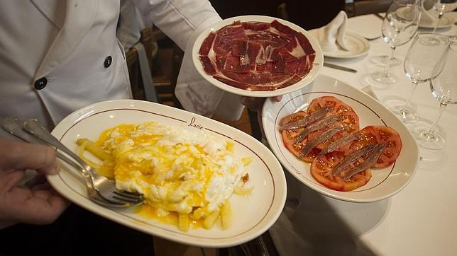 Entrantes compartidos y vino de la casa para una cena histórica y sencilla