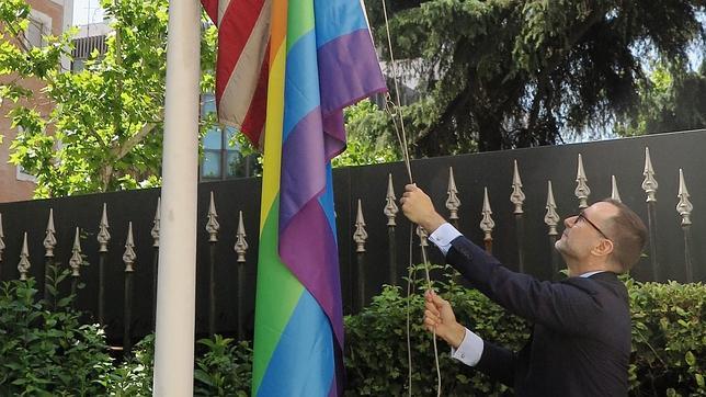 Zapatero, invitado estrella para celebrar la semana del Orgullo en la Embajada de EE.UU.