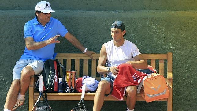 Toni y Rafa Nadal, durante un entrenamiento previo a Wimbledon