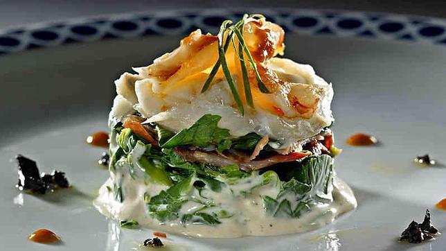 Milhojas de bacalao, grelos, jamón y cigalas