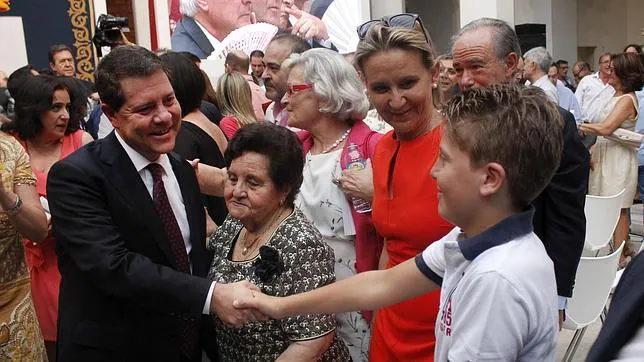 García-Page recibe la felicitación de su hijo David, en presencia de su madre y su mujer