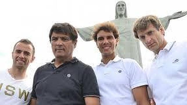 Costa, a la derecha de la imagen junto a Nadal y su equipo