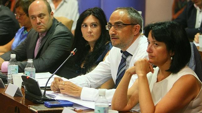 El nuevo portavoz del Grupo Socialista, Olegario Ramón (C), junto a Ángela Marqués (Drcha.)