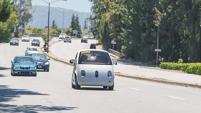 Detallde uno de los modelos de coche autónomo de Google que ya circula por las calles californianas